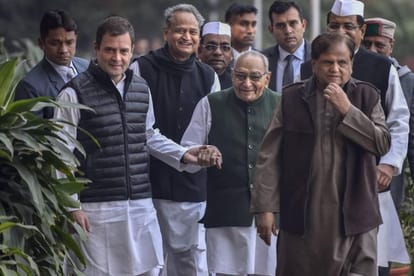 motilal vora with Rahul Gandhi, Ahmed Patel and Ashok Gehlot