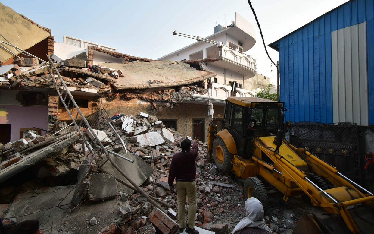 Bulldozer on Abbas's luxurious house close to Atik