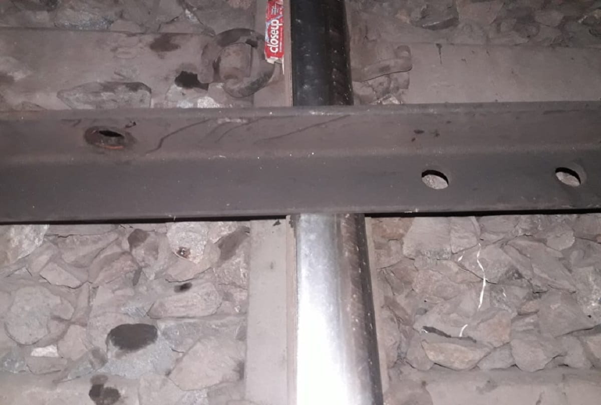 Gorakhpur Yashwantpur express saved from accident miscreants had put iron angle on track