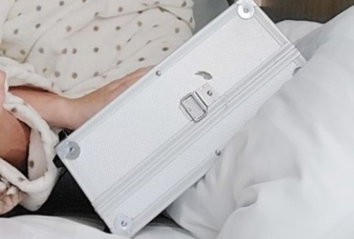 weird trending love stories in hindi a women in russia loves briefcase russian woman marries her briefcase
