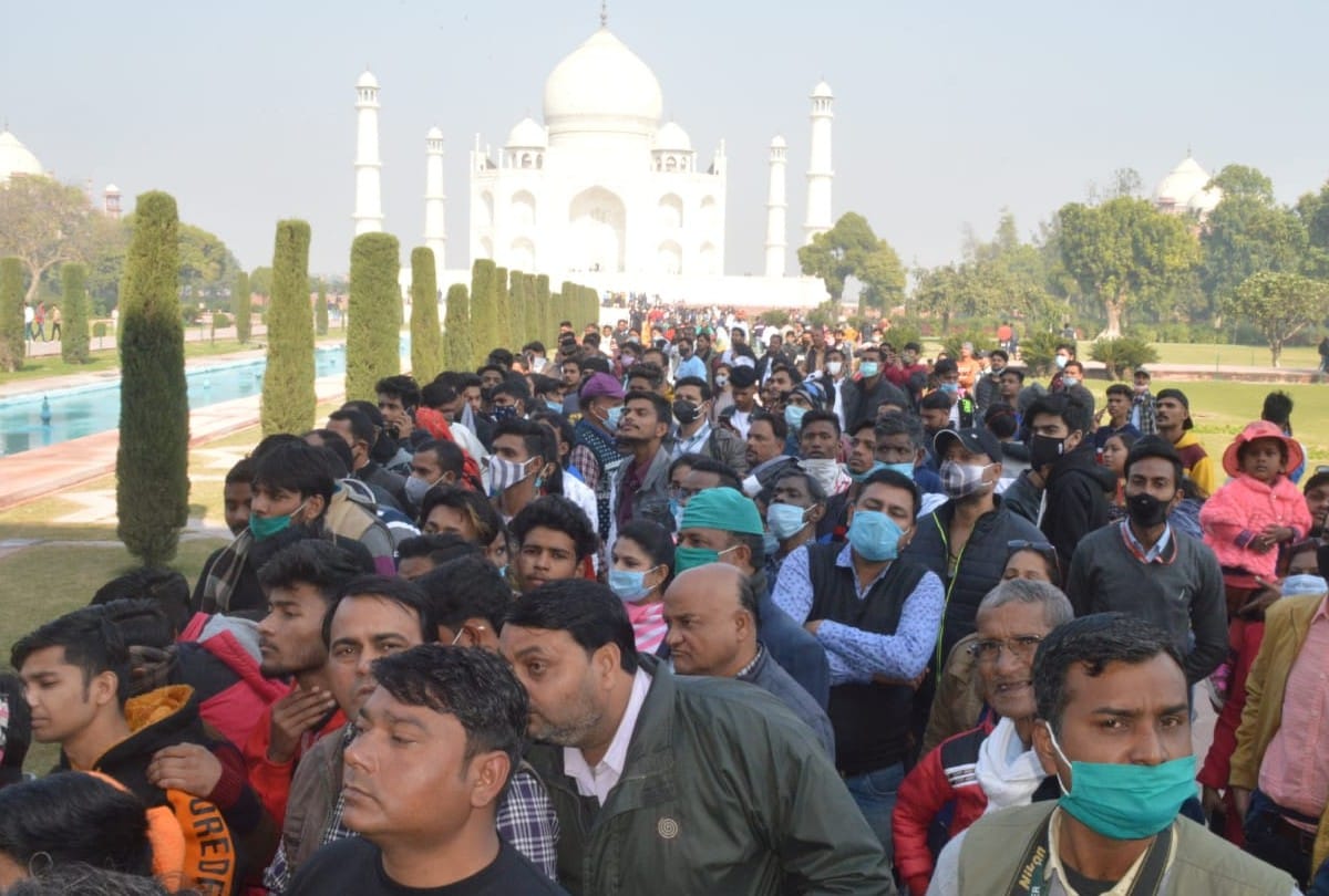 tourists violate covid guidelines to see Akshay Kumar and Sara Ali Khan at Taj Mahal