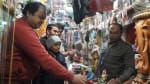 खतौली में दुकान पखरीदारी करते हुए ग्राहक।