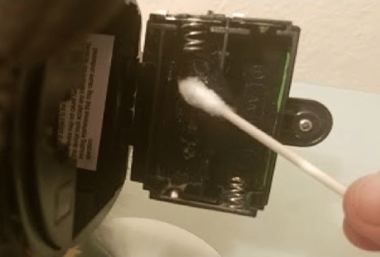 रिमोट में बैटरी हो गई लीक तो ऐसे करें फटाफट सफाई How To Clean Battery