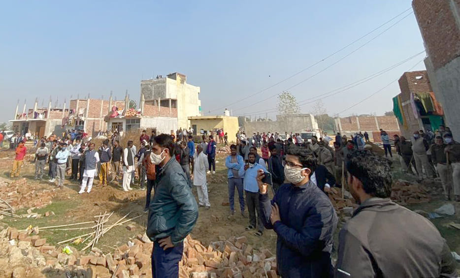 DTP team goes to stone pelting illegal colony in Kadarpur