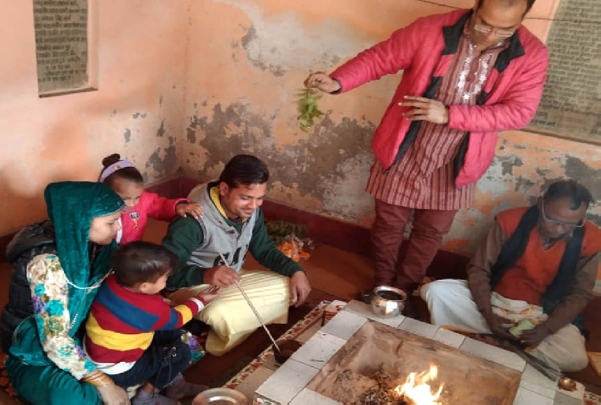 Kasim Khan converts back and changes his religion to Hindu with family