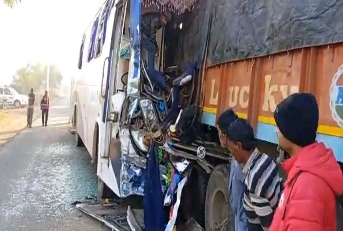 Bus accident in bhopal, Chauhan Travels bus coming from Rewa to Bhopal enters bus trolley, three killed, more than 40 injured