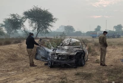 Yamuna Expressway Agra Accident News: major accident on Yamuna Expressway car and container clashes many burnt alive 