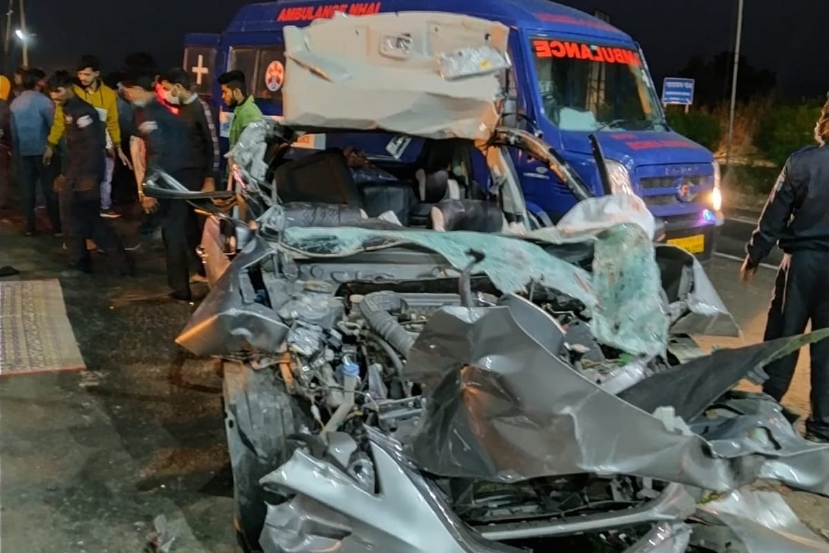5 killed as speedy car rams into truck at Toll plaza in Seoni
