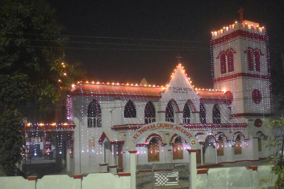 merry Christmas: people ready to celebrate the reception of Christ, the church shines with light