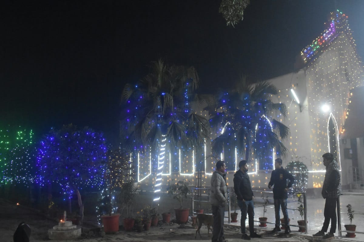 merry Christmas: people ready to celebrate the reception of Christ, the church shines with light