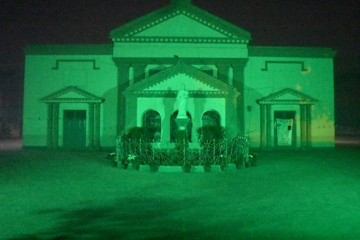 merry Christmas: people ready to celebrate the reception of Christ, the church shines with light