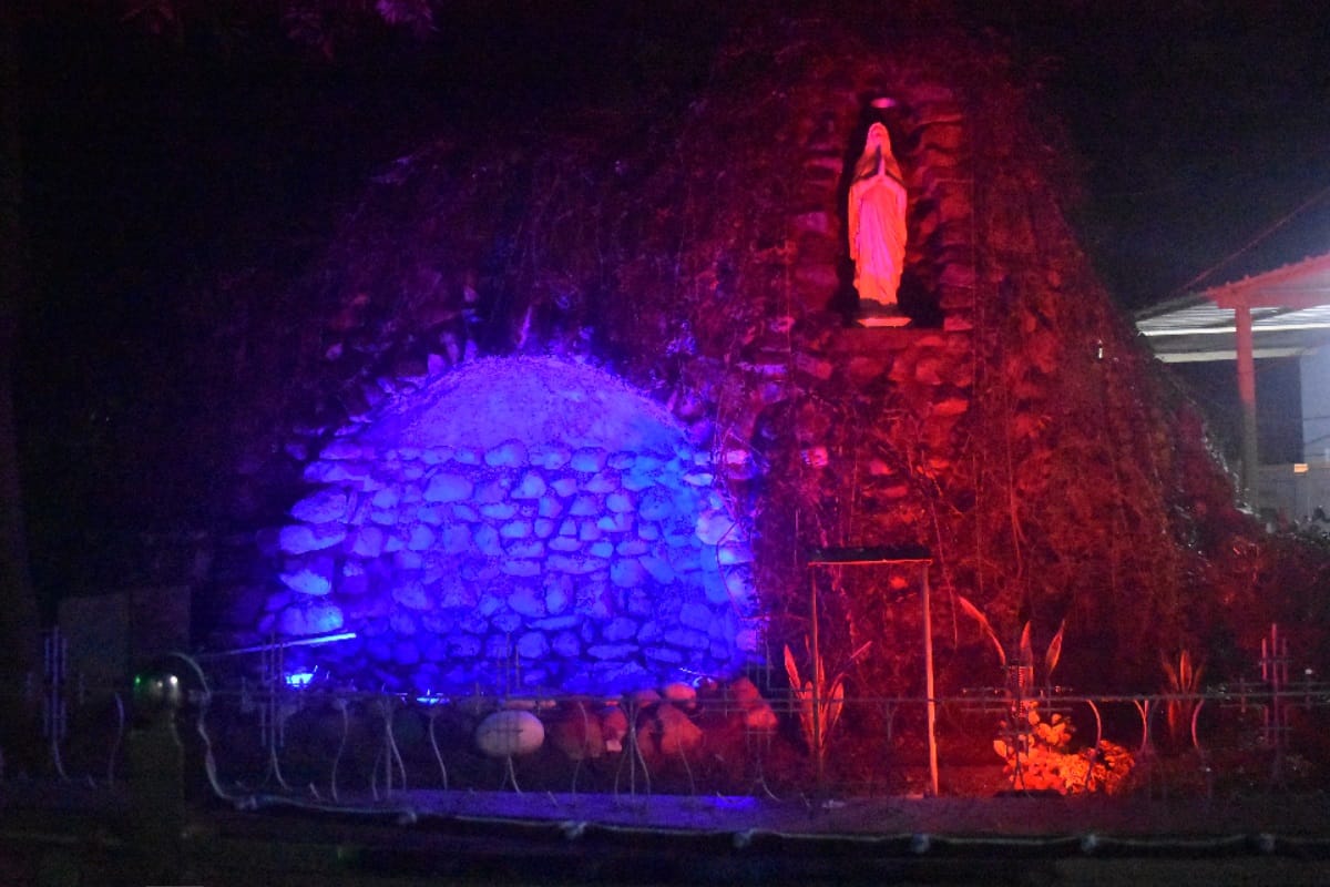 merry Christmas: people ready to celebrate the reception of Christ, the church shines with light