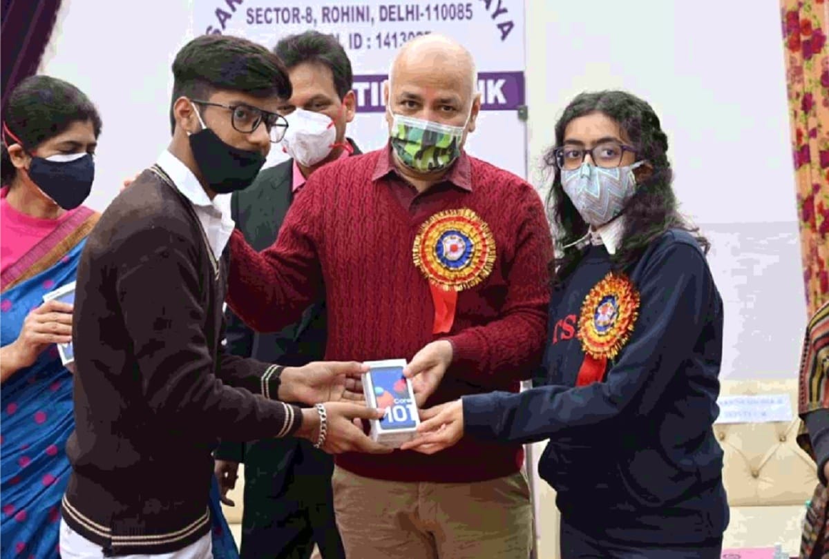 Manish Sisodia gave smartphones to 230 students he said Delhi learning material is being seen in 20 countries