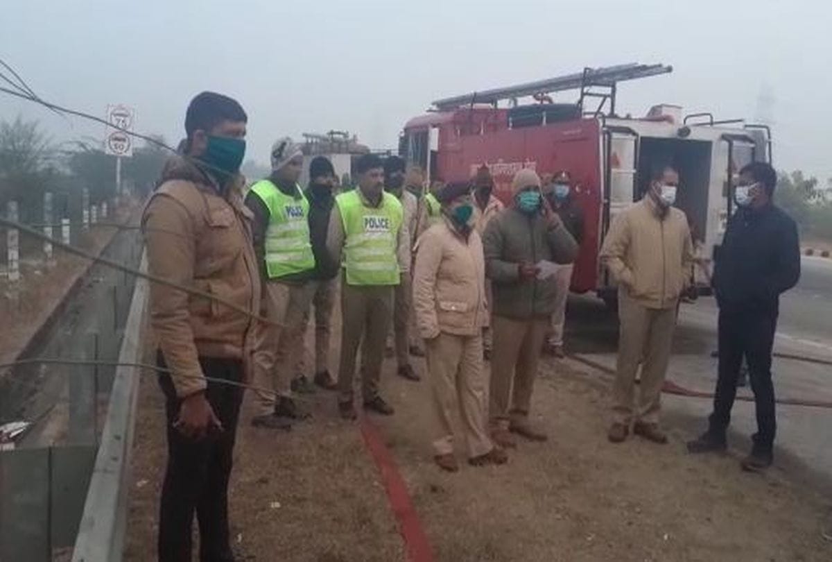 Five People Burnt In Car Accident At Yamuna Expressway Inside Story