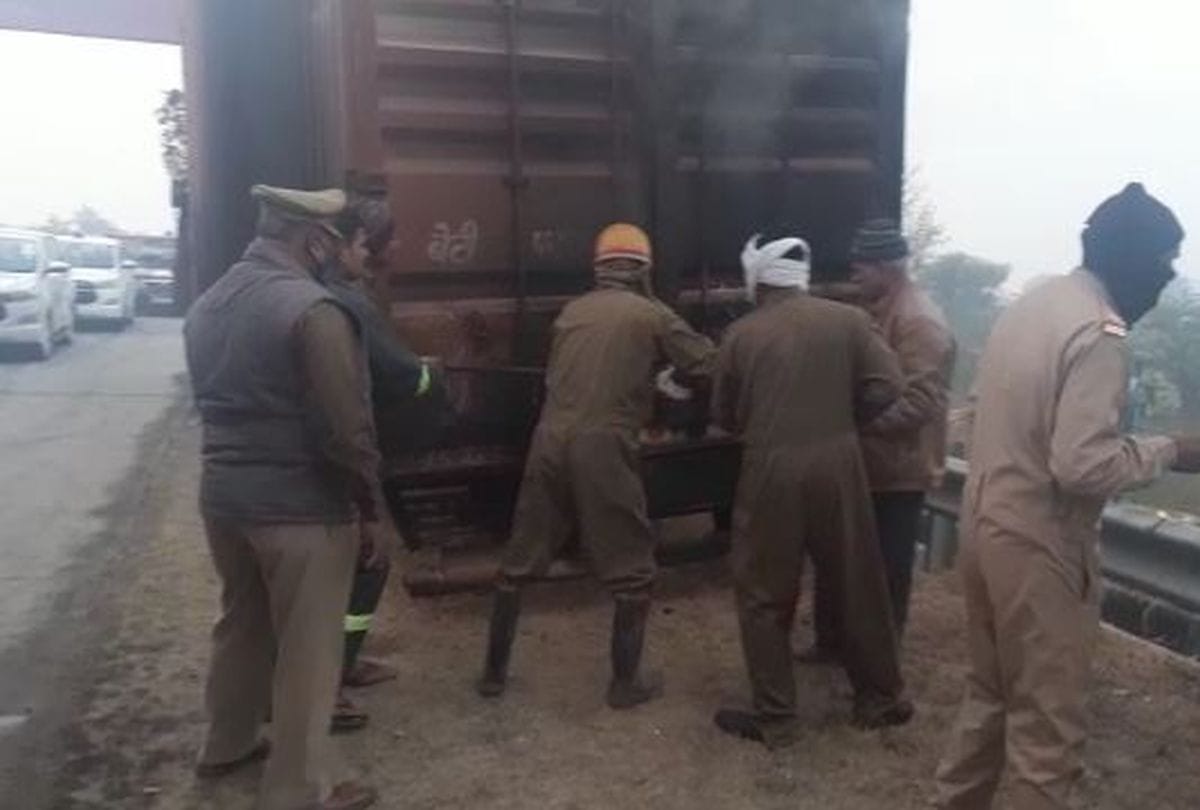 Five People Burnt In Car Accident At Yamuna Expressway Inside Story