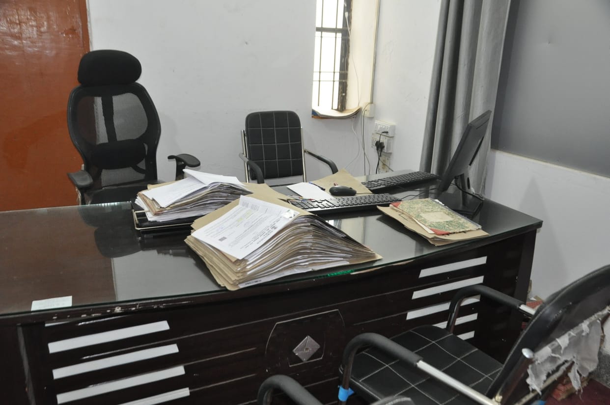 Amar Ujala investigation employees were busy in sunbathing at ARTO Mau