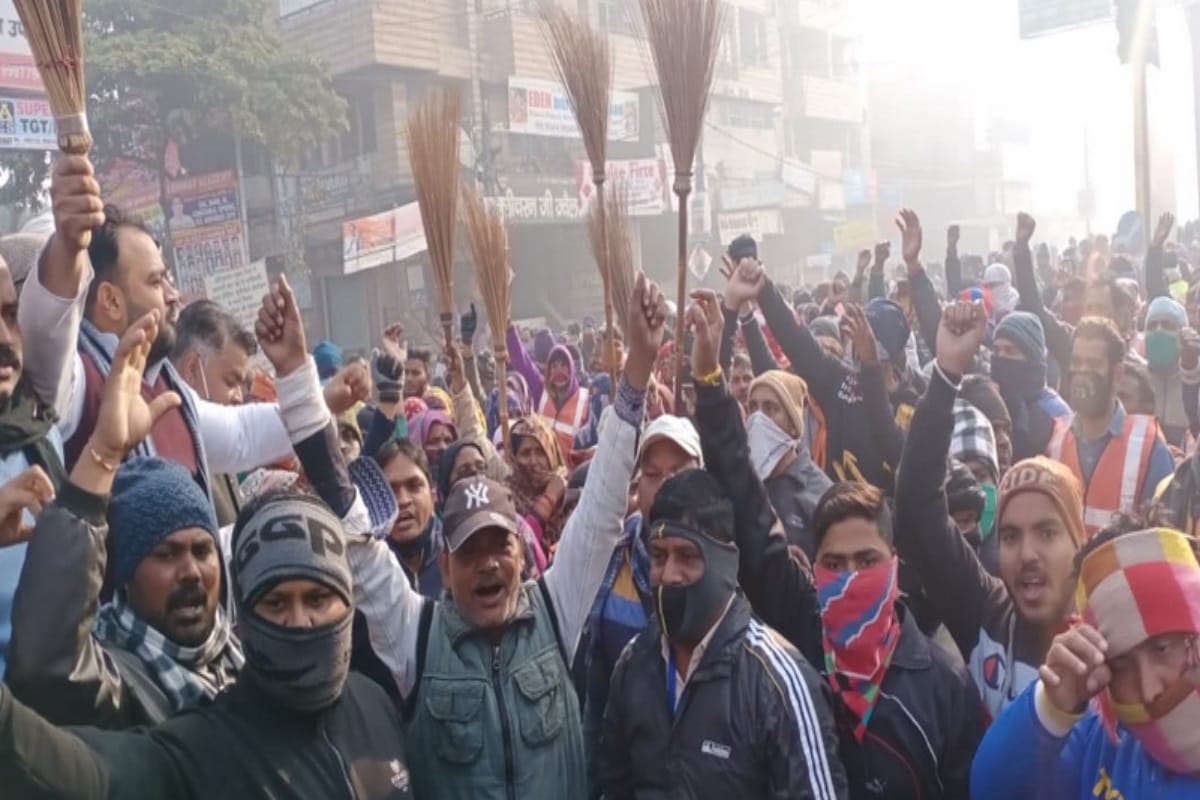 outsourcing sweeper on the streets for contract restoration in Meerut, city cleaning system stalled