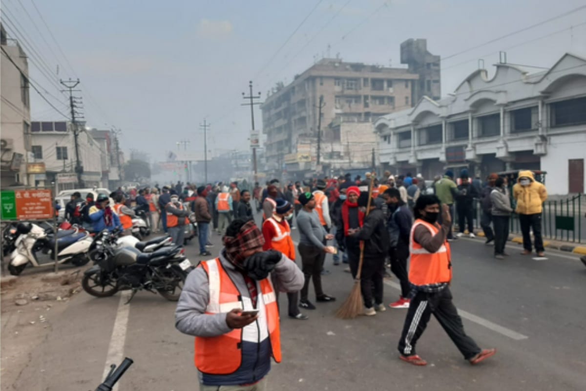 outsourcing sweeper on the streets for contract restoration in Meerut, city cleaning system stalled