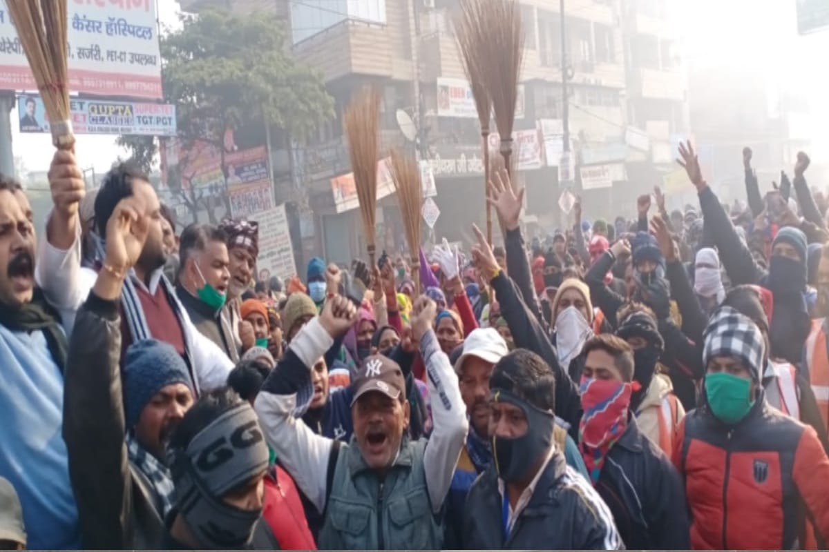 outsourcing sweeper on the streets for contract restoration in Meerut, city cleaning system stalled