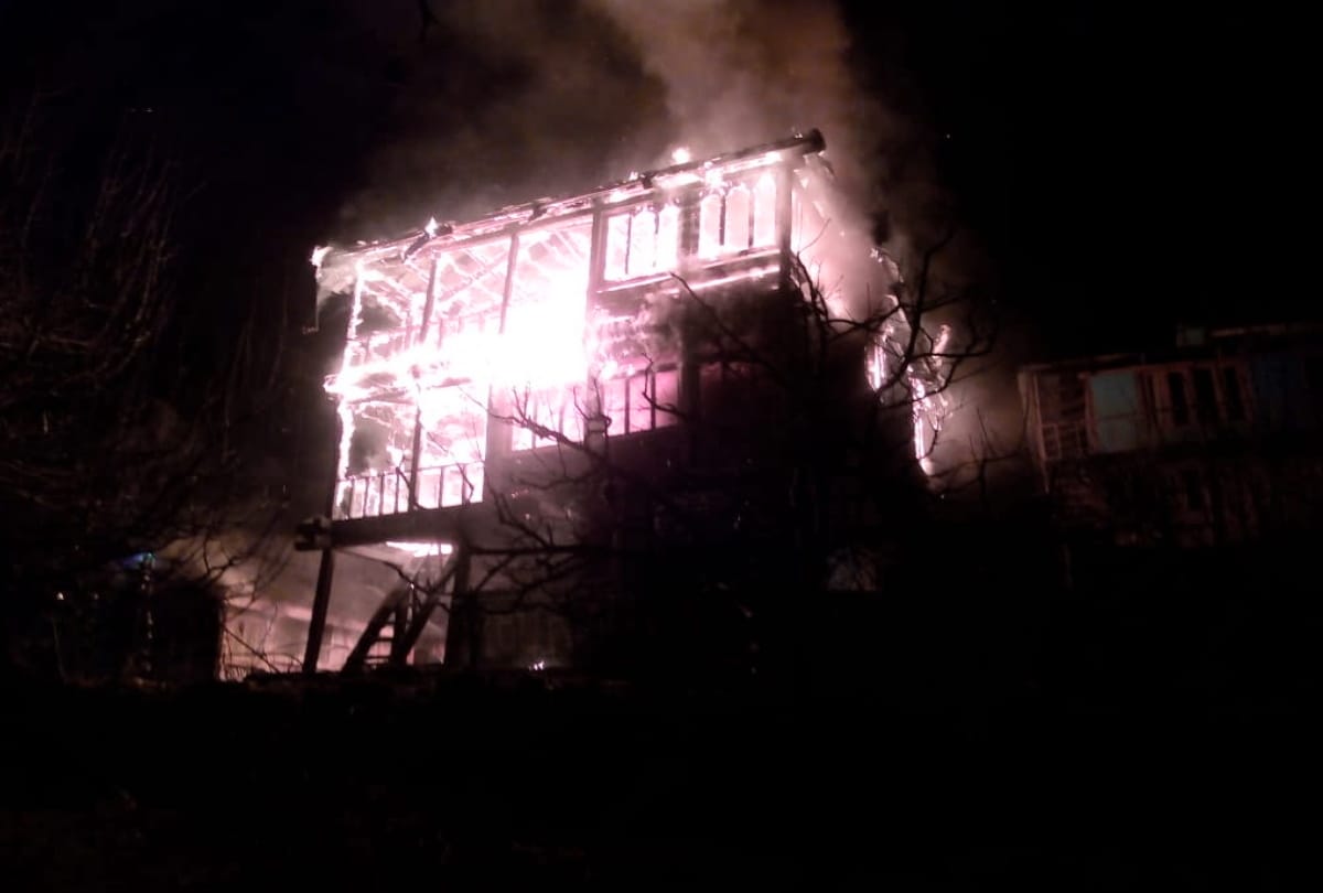Kullu: Three-storey house burnt to ashes, loss of 50 lakhs