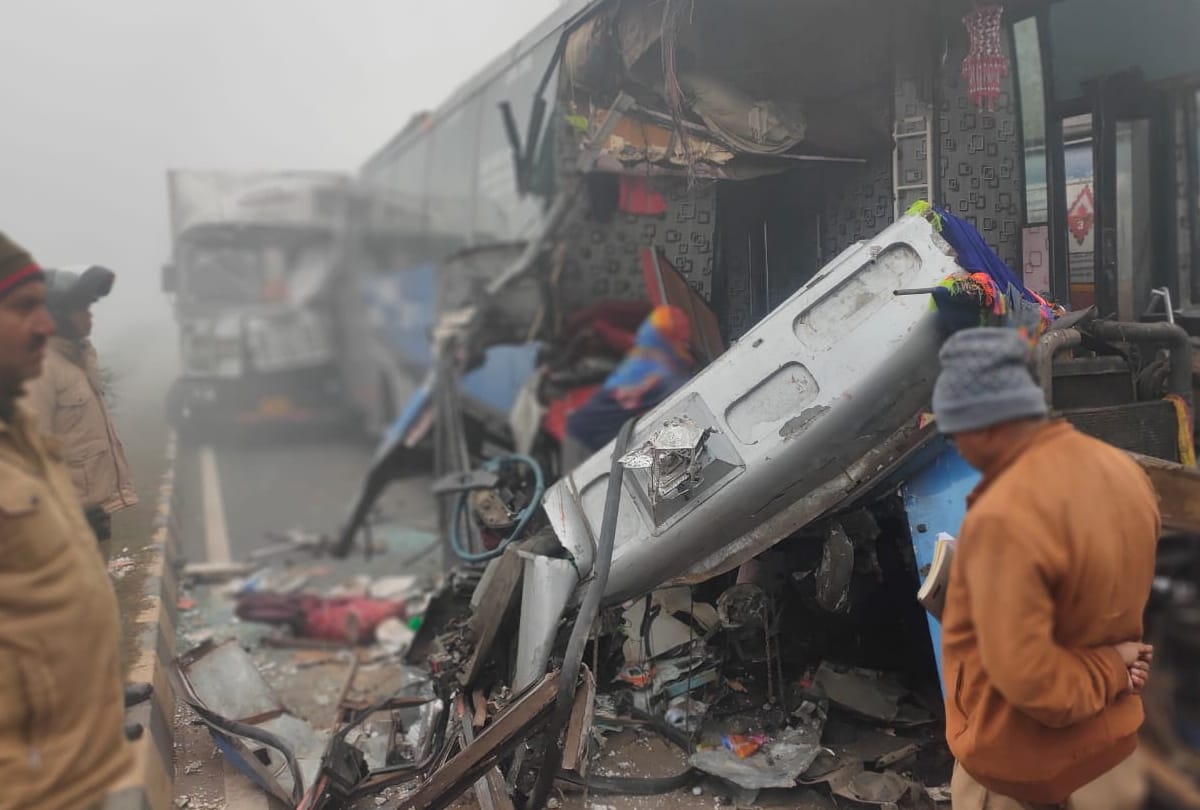 passenger died and many people injured in road accident during going from Bihar to Delhi  at kushinagar up