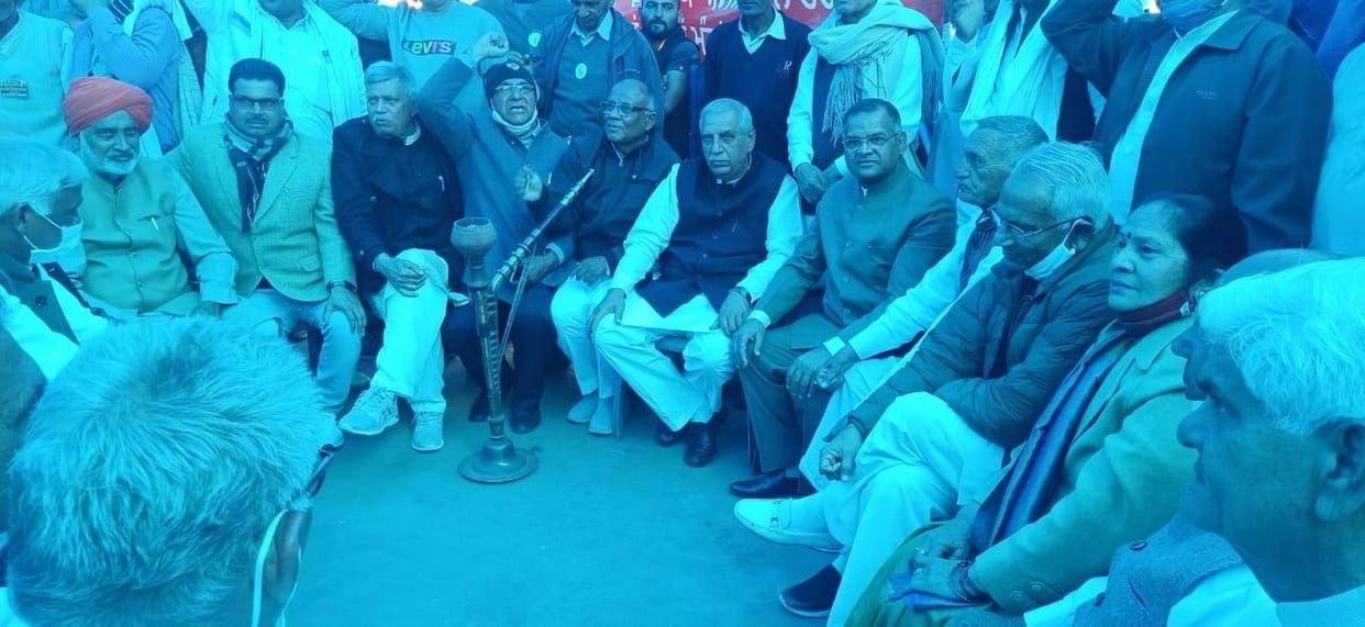farmers protest, 51 ex mla reach in dharna