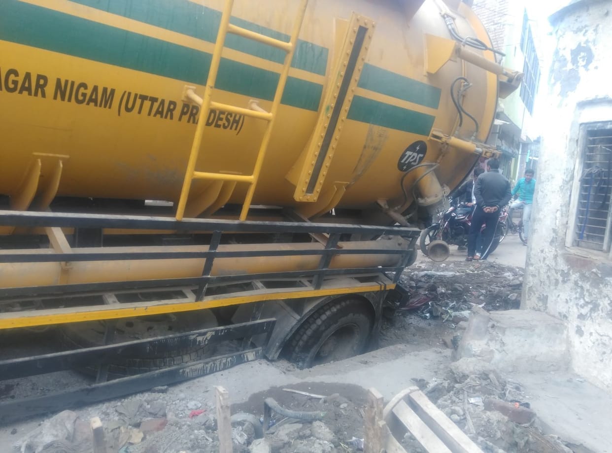 Suction machine stuck in mainhole, four hours of traffic stopped