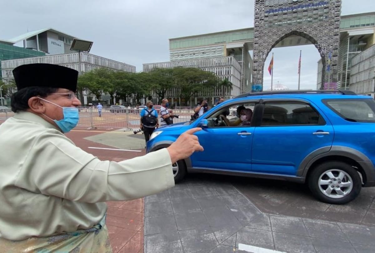 Tanku Mohammed Hafiz and Osiane Alahia marriage in coronavirus pandemic a wedding in malaysia that allows 20 guests 10 thousand called