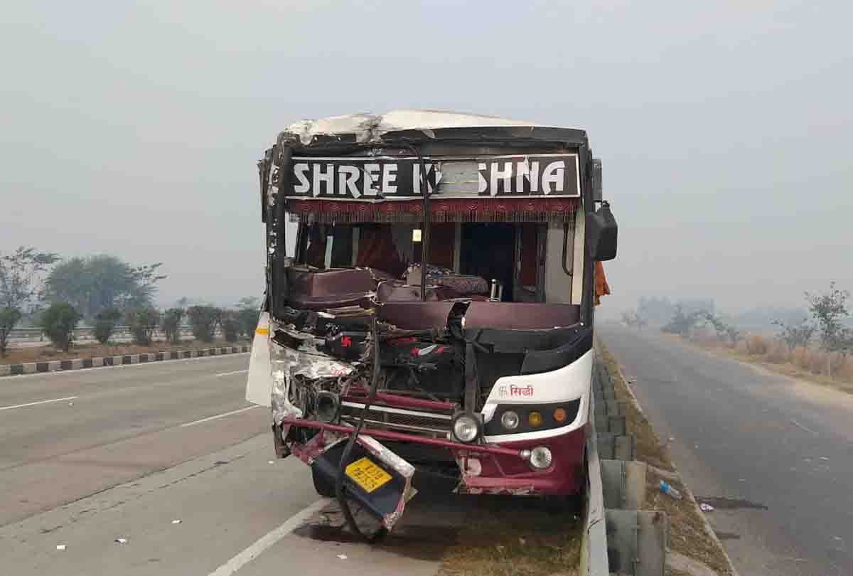 UP: 11 passengers injured after a bus collided with truck on Agra Lucknow Expressway in Kanpur dehat