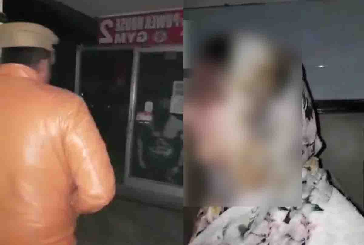 Police entered the gym at midnight with informer, beaten the young man, indecency of the girl on the information of sex racket