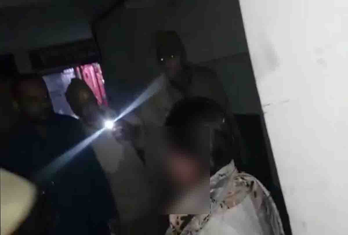 Police entered the gym at midnight with informer, beaten the young man, indecency of the girl on the information of sex racket