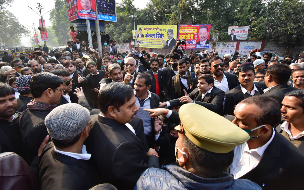 Lawyers jammed in protest against harassment on police, traffic disrupted for two hours