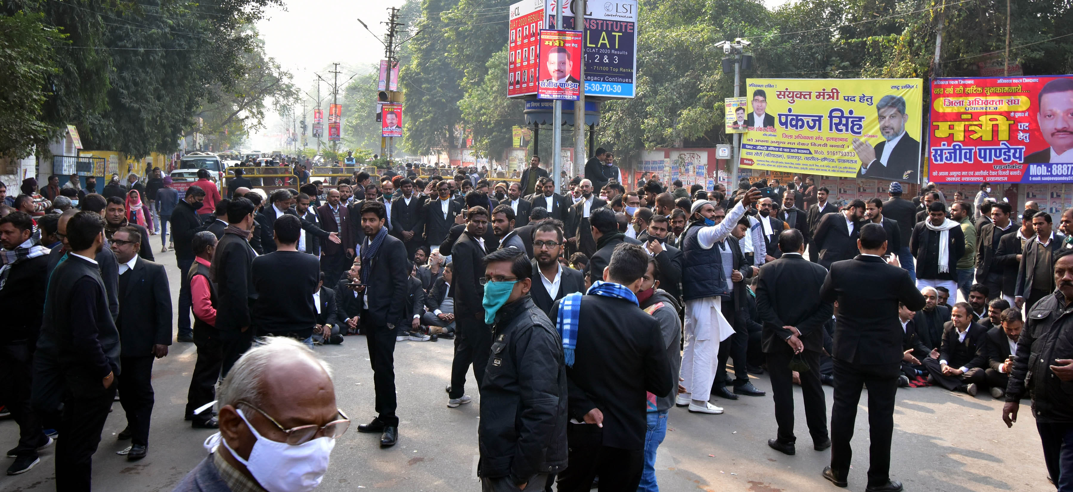 Lawyers jammed in protest against harassment on police, traffic disrupted for two hours