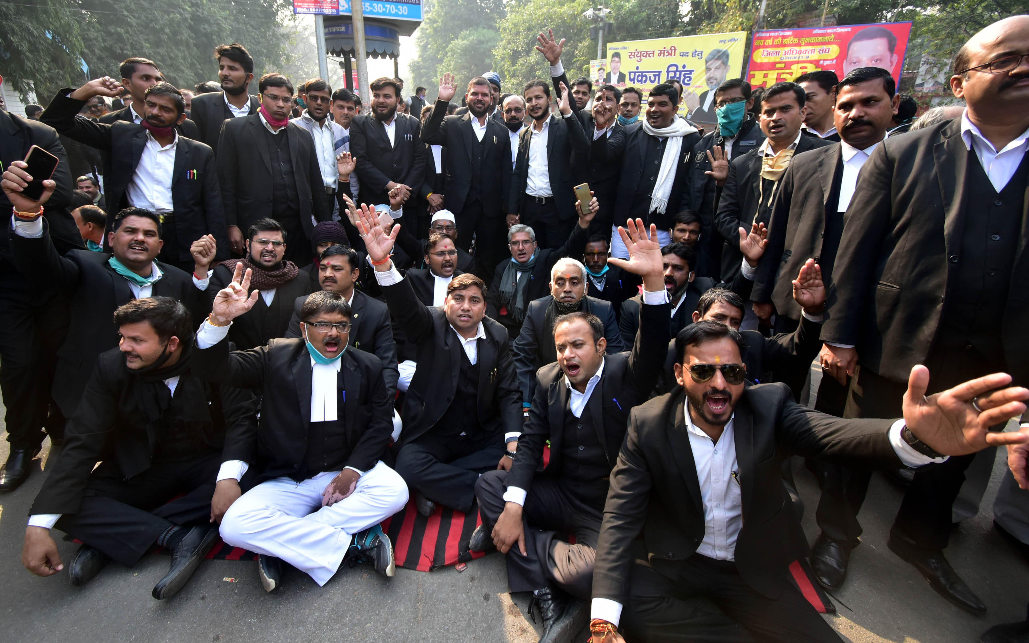 Lawyers jammed in protest against harassment on police, traffic disrupted for two hours