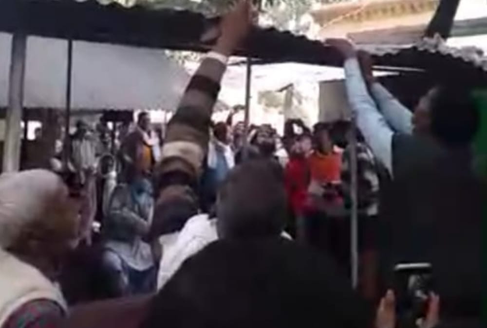Sitapur News: A monkey take away two lakh rupees from a man