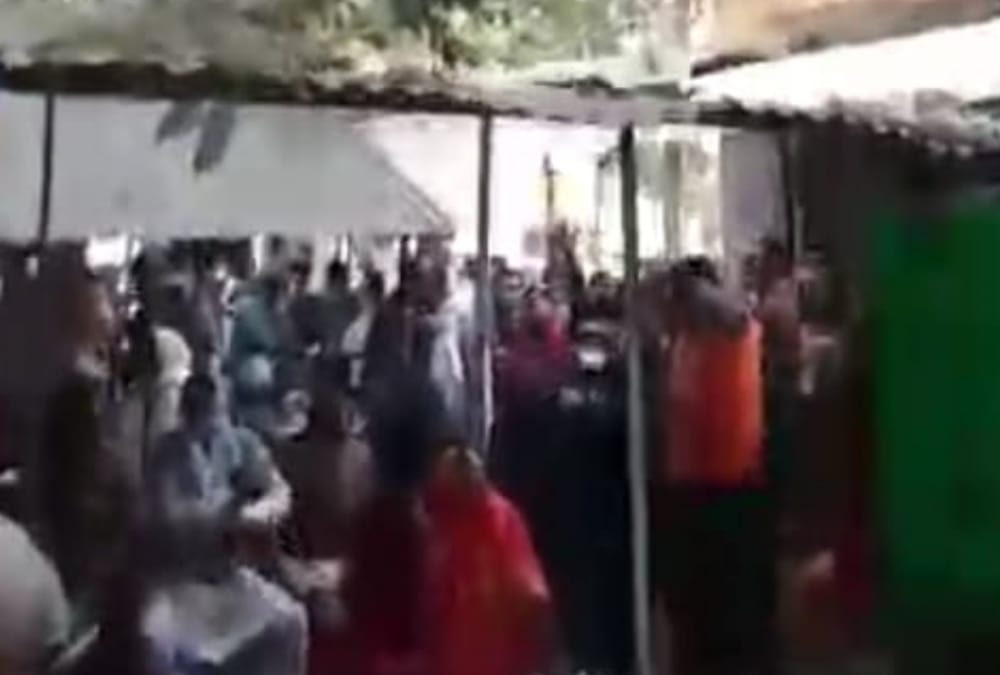 Sitapur News: A monkey take away two lakh rupees from a man