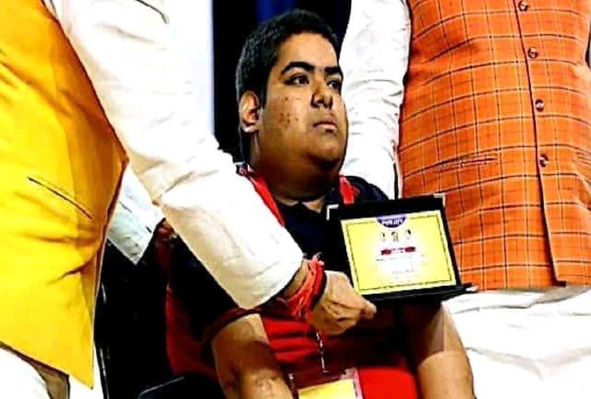 21 years old tuhin dey suffering from cerebral palsy achieves success in jee exam