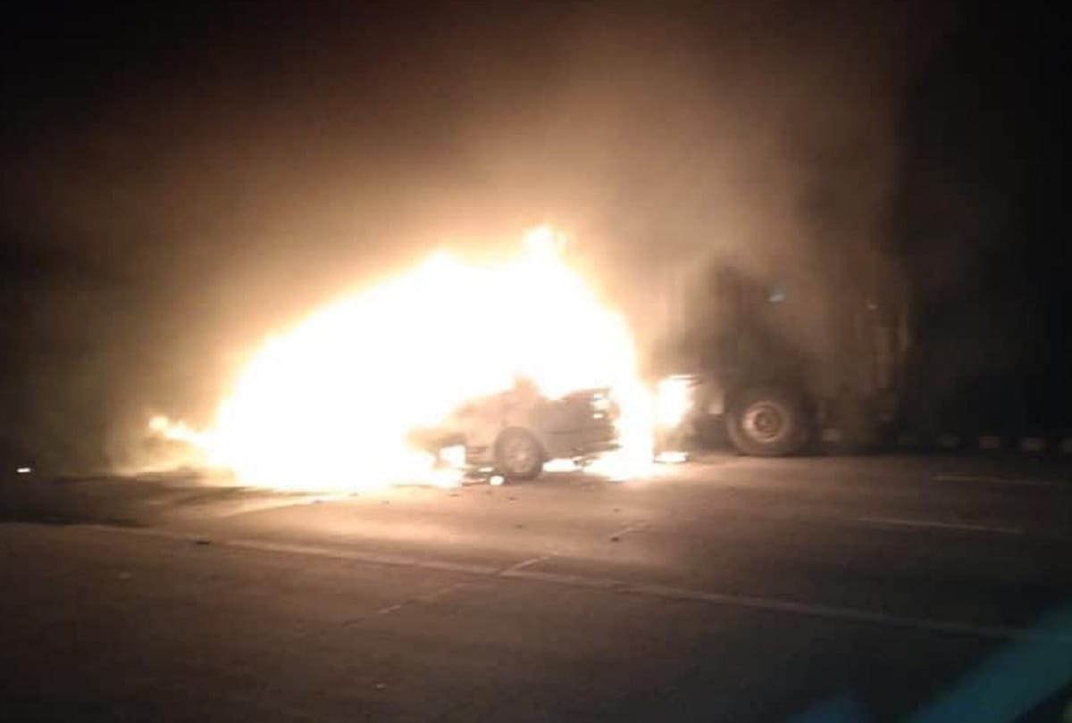 Yamuna Expressway Agra Accident News: major accident on Yamuna Expressway car and container clashes many burnt alive 