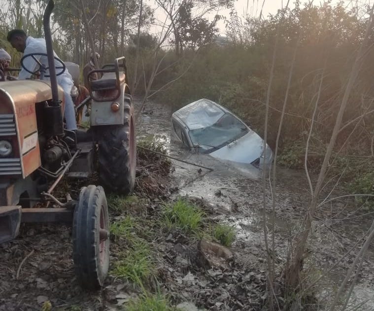 Uncontrolled car fell into the ditch