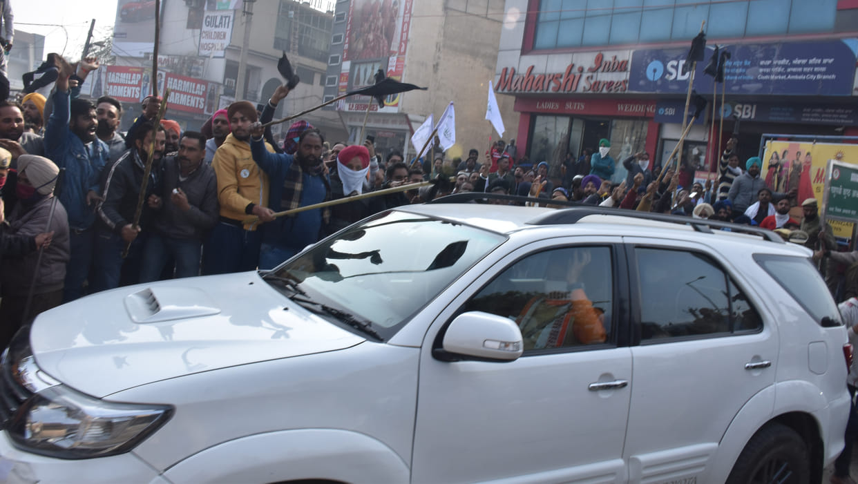 Siege of CM's convoy, farmers showed black flags, lathi sticks
