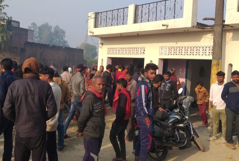 A teacher commits suicide in Amethi.
