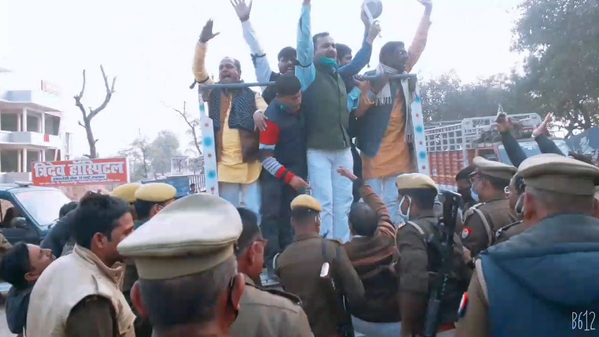Congressman going to clap on BJP MLA door arrested in mau