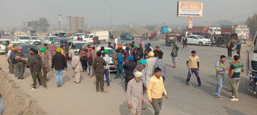 Farmers shut down the National Highway-44 under KGP