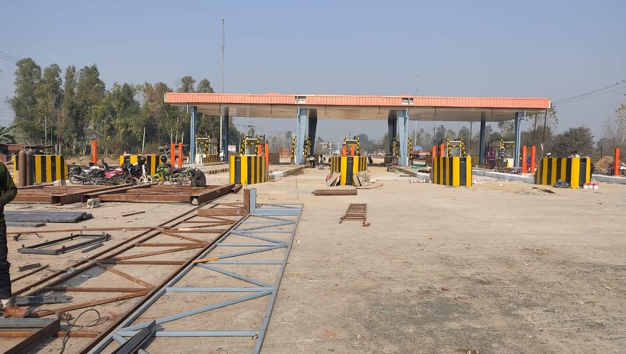 Preparation to collect toll on highway, construction incomplete