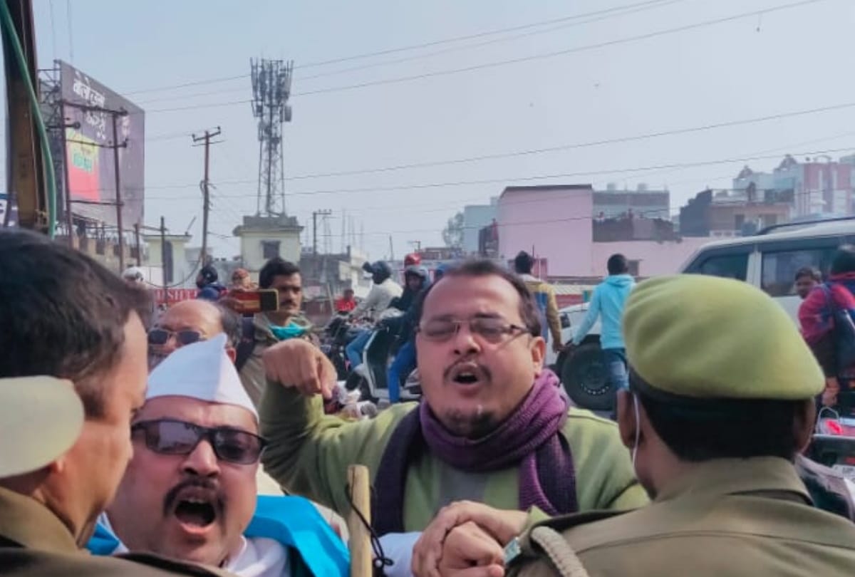 Congress workers came to clap and play thali at city MLA house