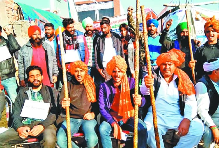 Farmer Protest : Even in cold, farmers stay on dharna at singhu border