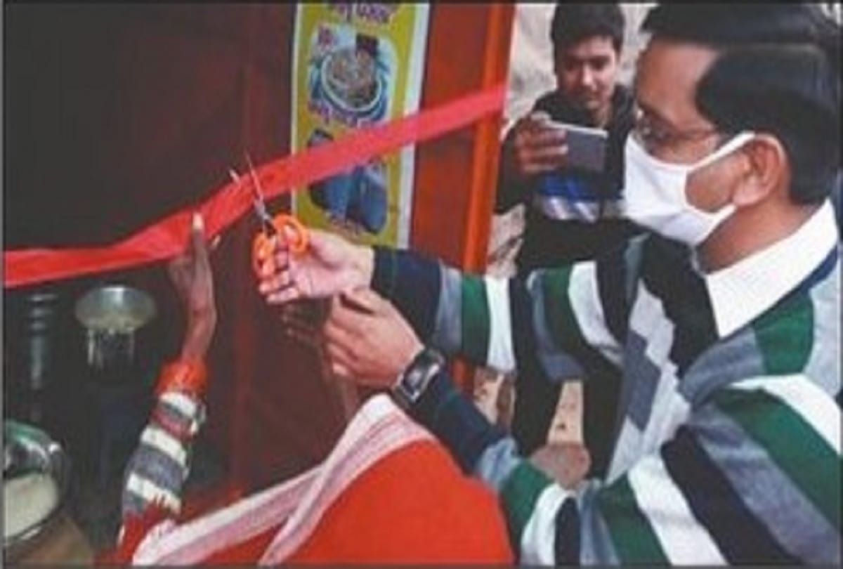 Bathua Parantha Amma in Hathras Elderly woman gets employment with help of social media