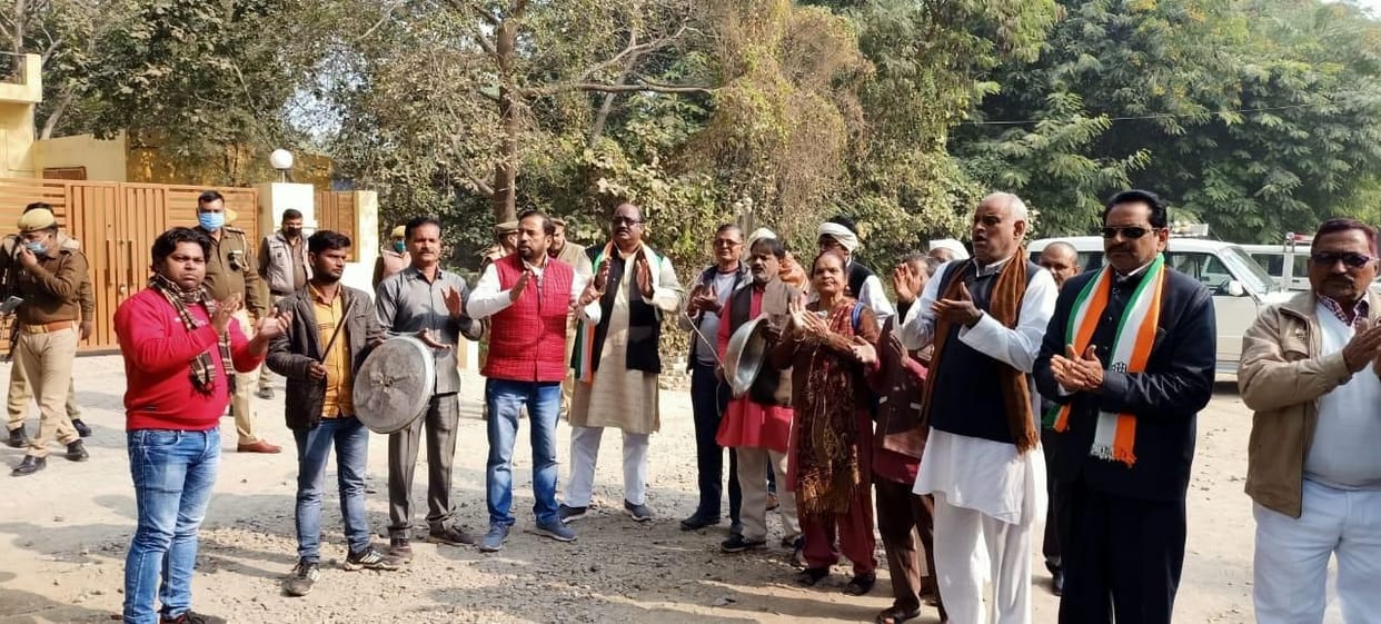 Congressmen came to surround MP office in support of farmers