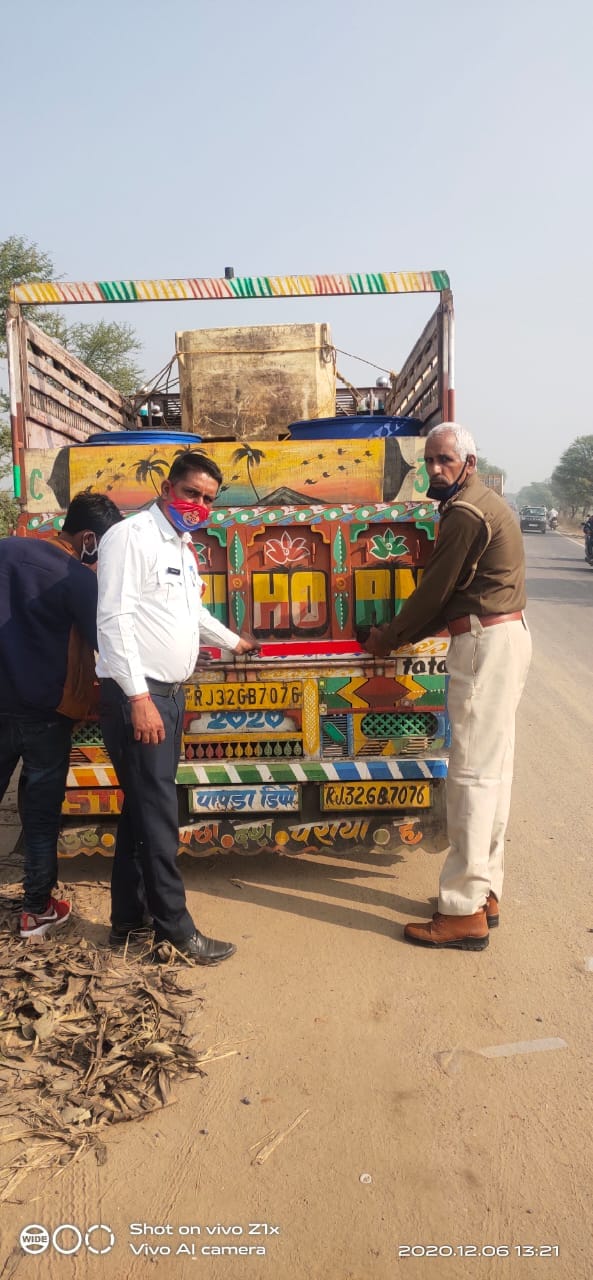 traffic police awared drivers by putting reflector tapes on vechicles