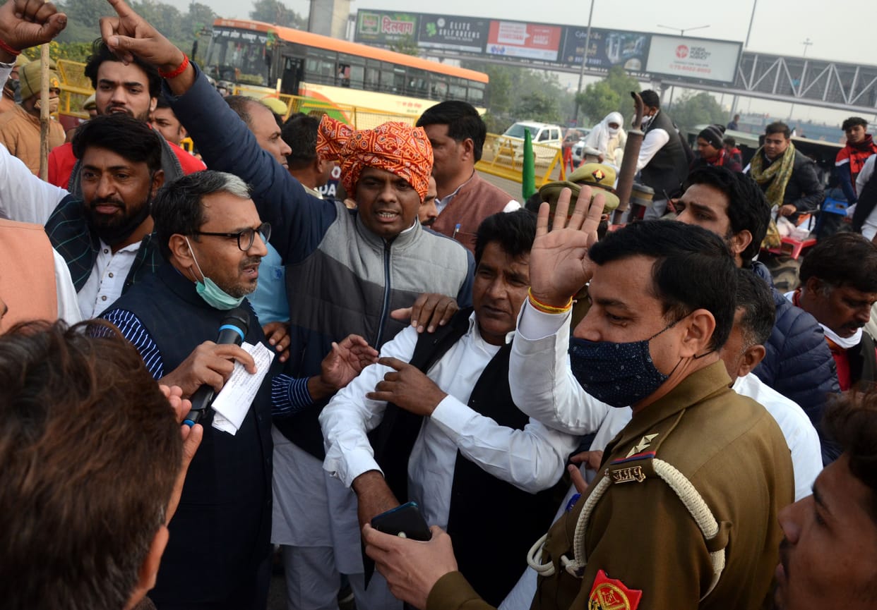 Farmers clash with police on Mahamaya flyover